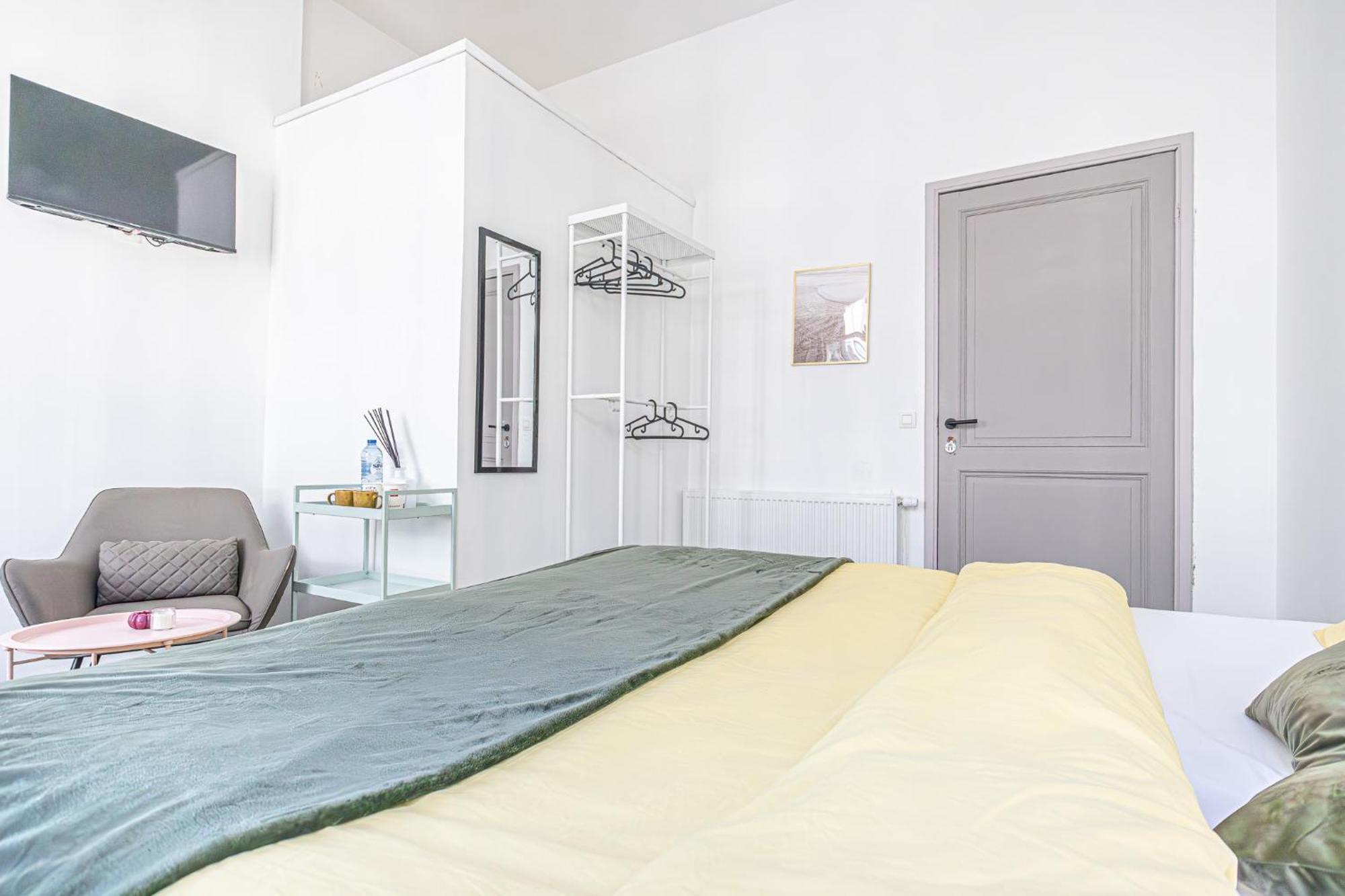 Apartment Lovely With View At Vibrant Ghent, Breezy Balcony *