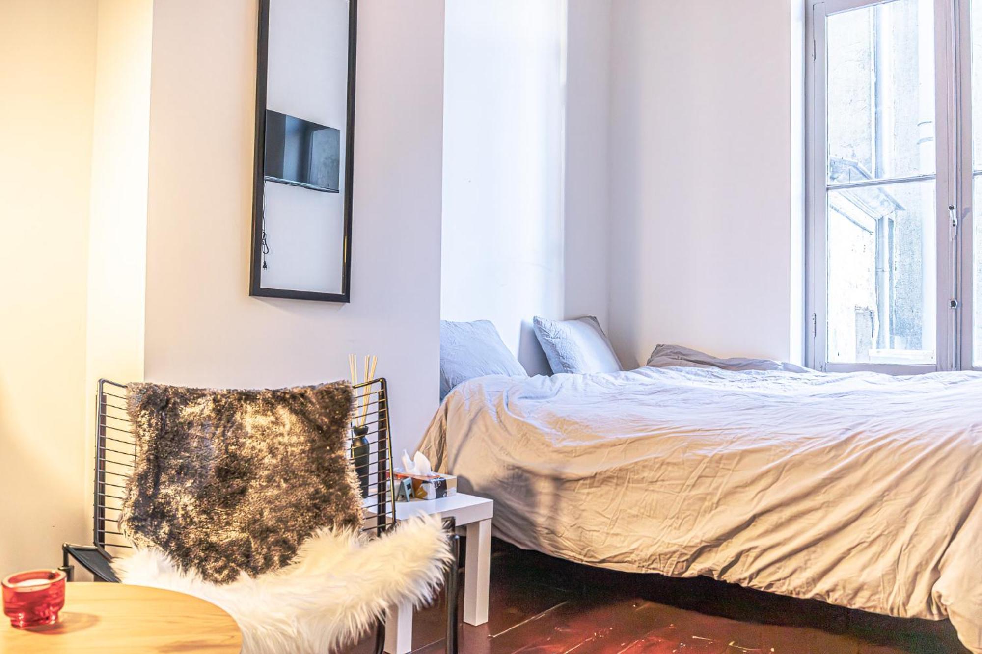 Apartment Lovely With View At Vibrant Ghent, Breezy Balcony