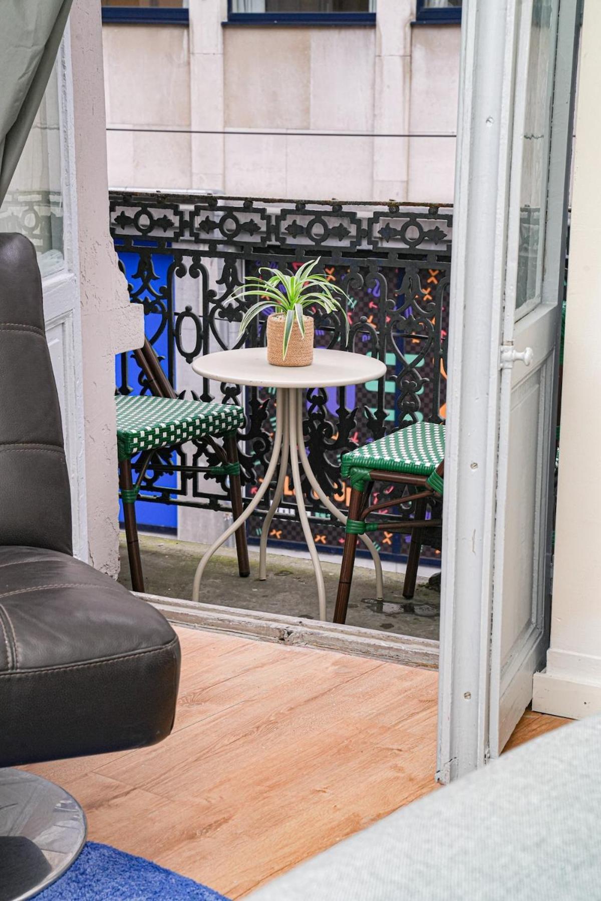 Lovely With View At Vibrant Ghent, Breezy Balcony *