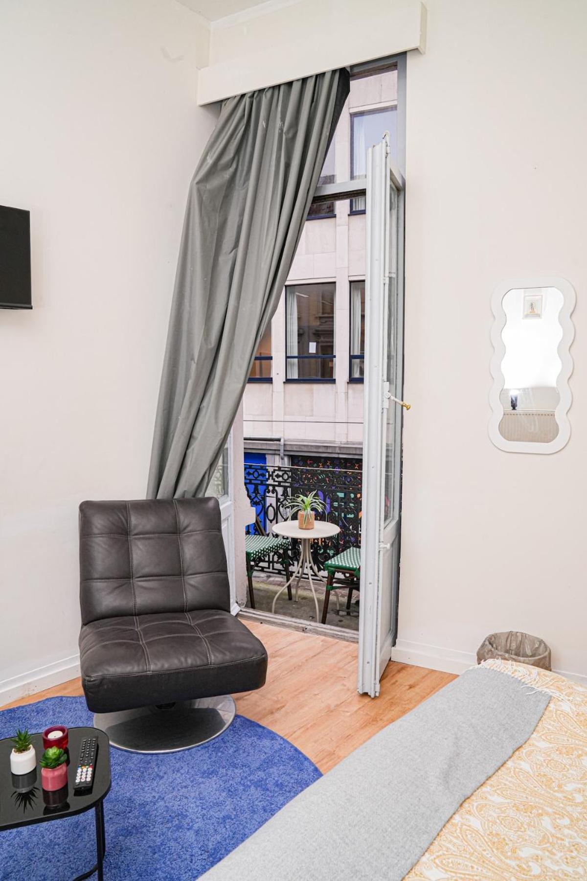 Lovely With View At Vibrant Ghent, Breezy Balcony Apartment *